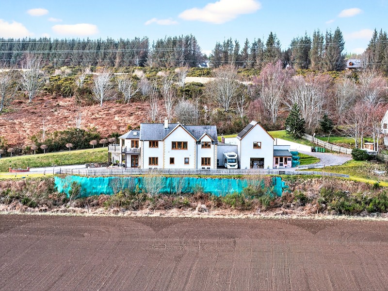 Doura Lodge, Little Cantray, Culloden Moor, Inverness. IV2 5EY